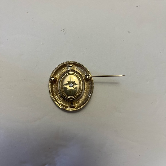 Vintage Goldtone Locket Brooch - Picture 3 of 8